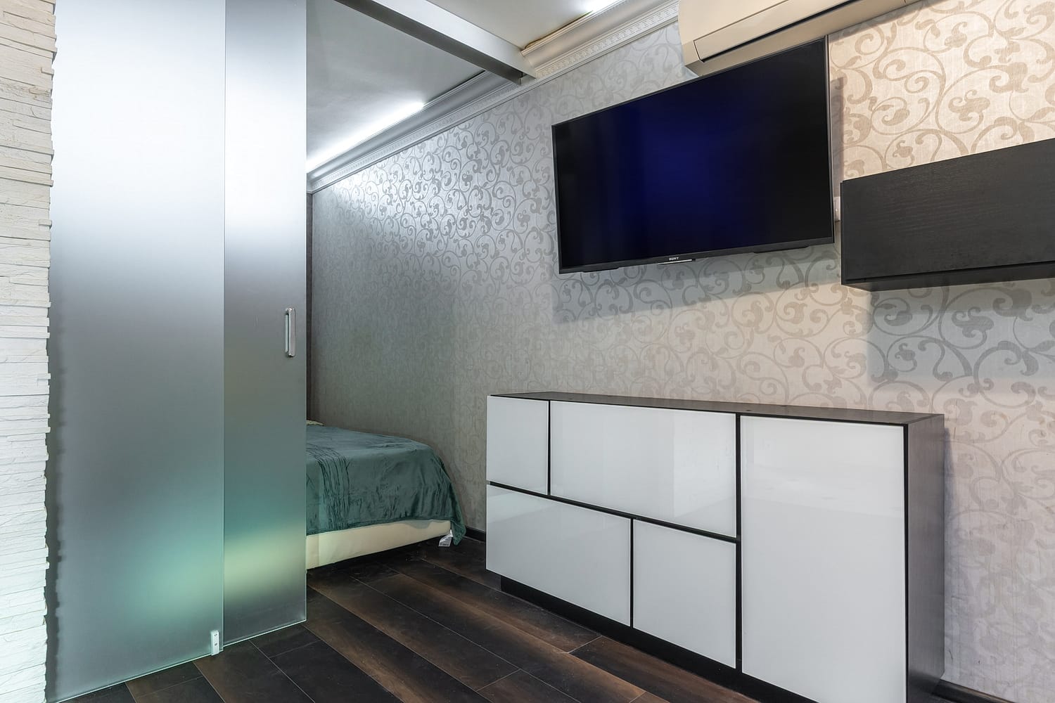 Рядом с Киевским вокзалом дизайнерская студия для 4 гостей!