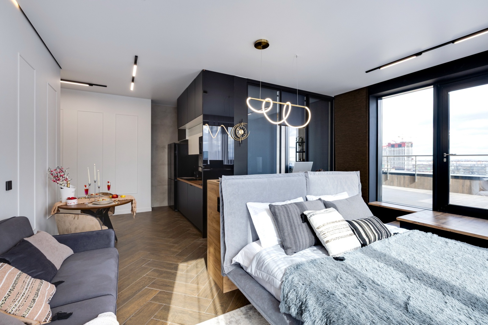 Премиальная студия «Эверест» от Home24: Терраса с видом на Москва-Сити