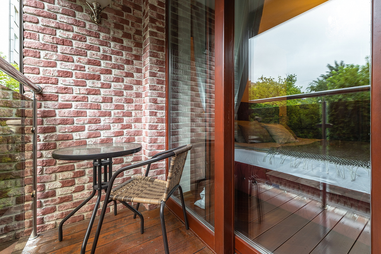 РЯДОМ С КИЕВСКИМ ВОКЗАЛОМ, 1-комнатная современная квартира с кондиционером 