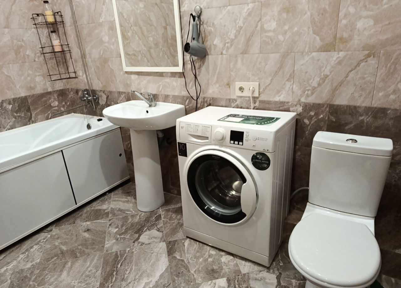 Студия в 10 минутах от метро Новомосковская.