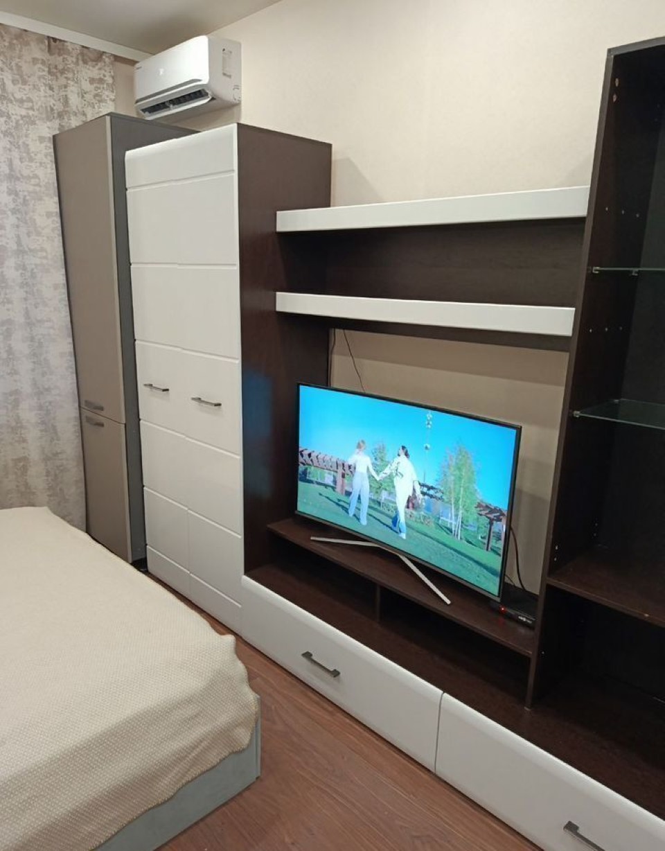 Студия в 10 минутах от метро Новомосковская.