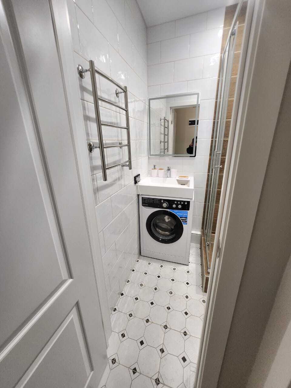 Уютная студия с красивым видом из окна. 