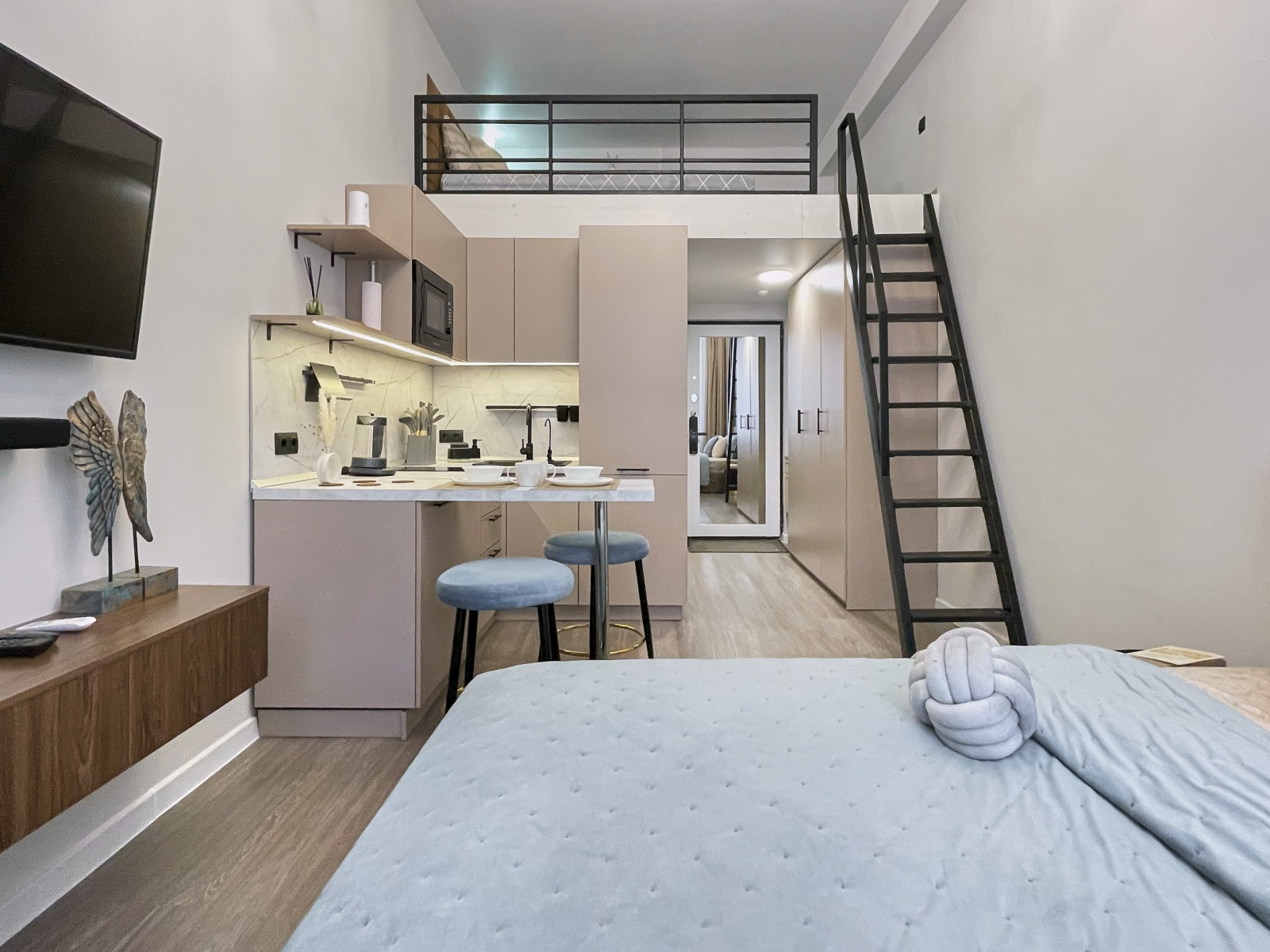 Двухуровневая квартира с двумя кроватями от FolkFort