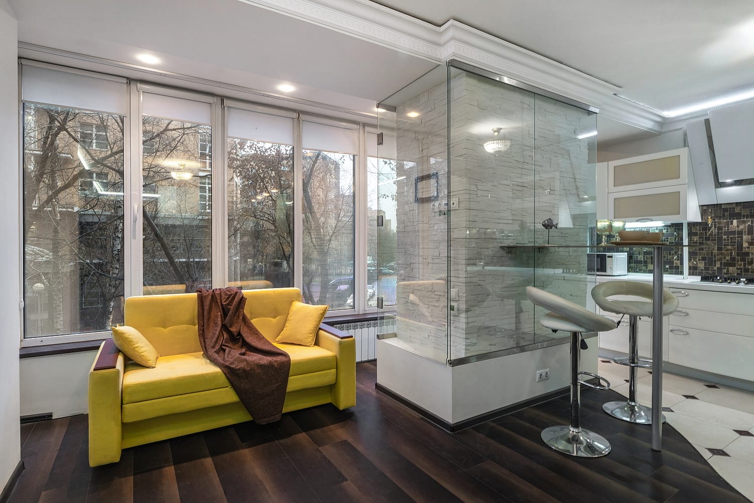 Рядом с Киевским вокзалом дизайнерская студия для 4 гостей!