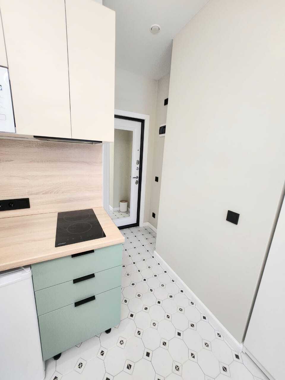 Уютная студия с красивым видом из окна. 