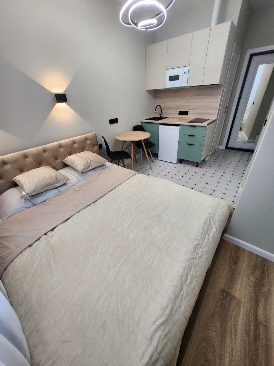 Уютная студия с красивым видом из окна. 