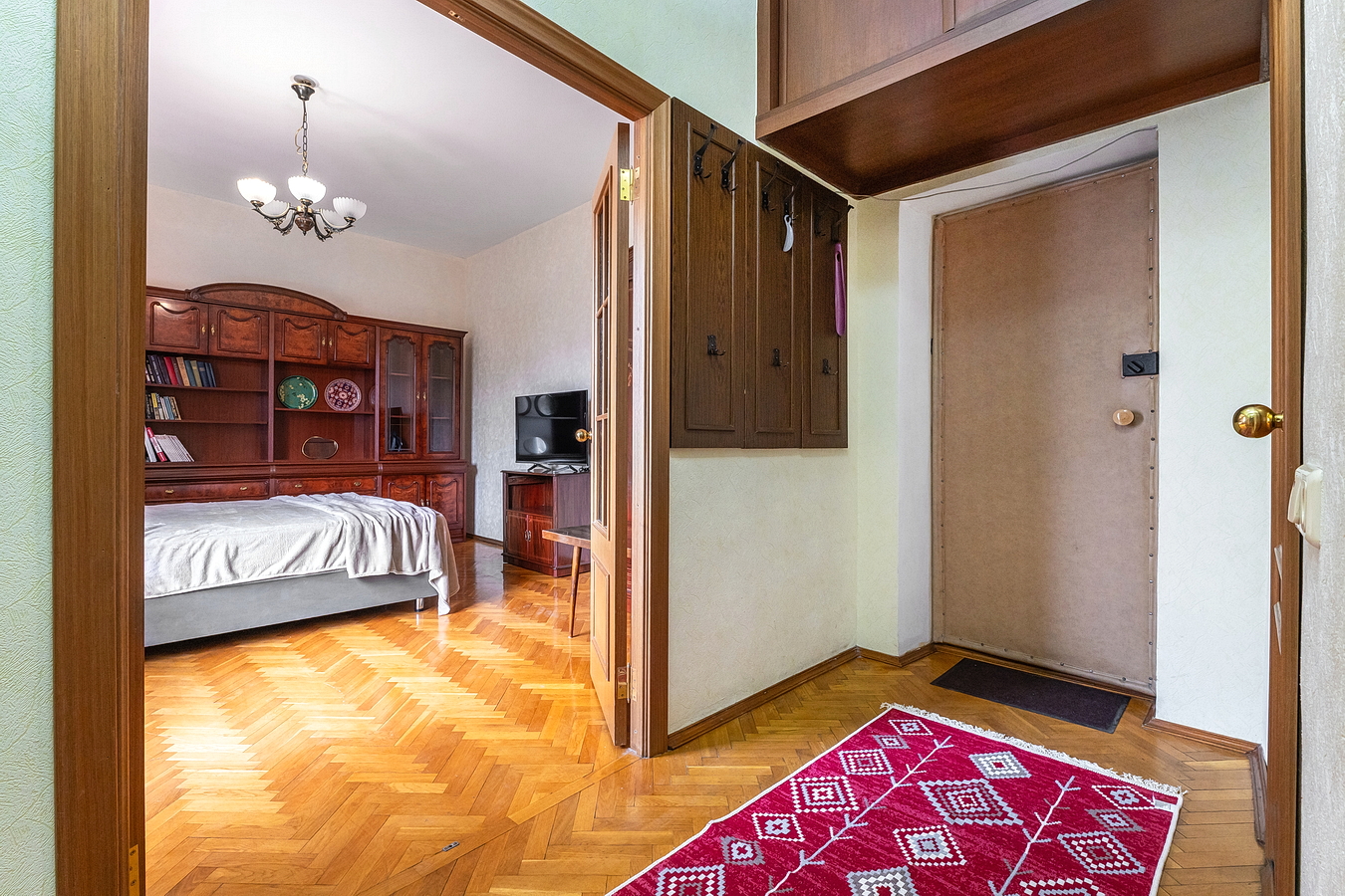 1-комнатная квартира в доме памятнике архитектуры рядом с Плехановским институтом.