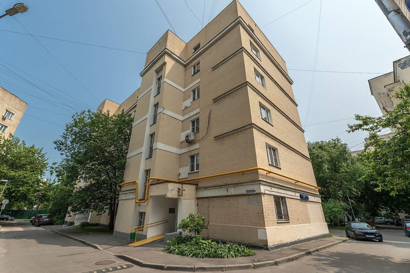 1-комнатная квартира в доме памятнике архитектуры рядом с Плехановским институтом.