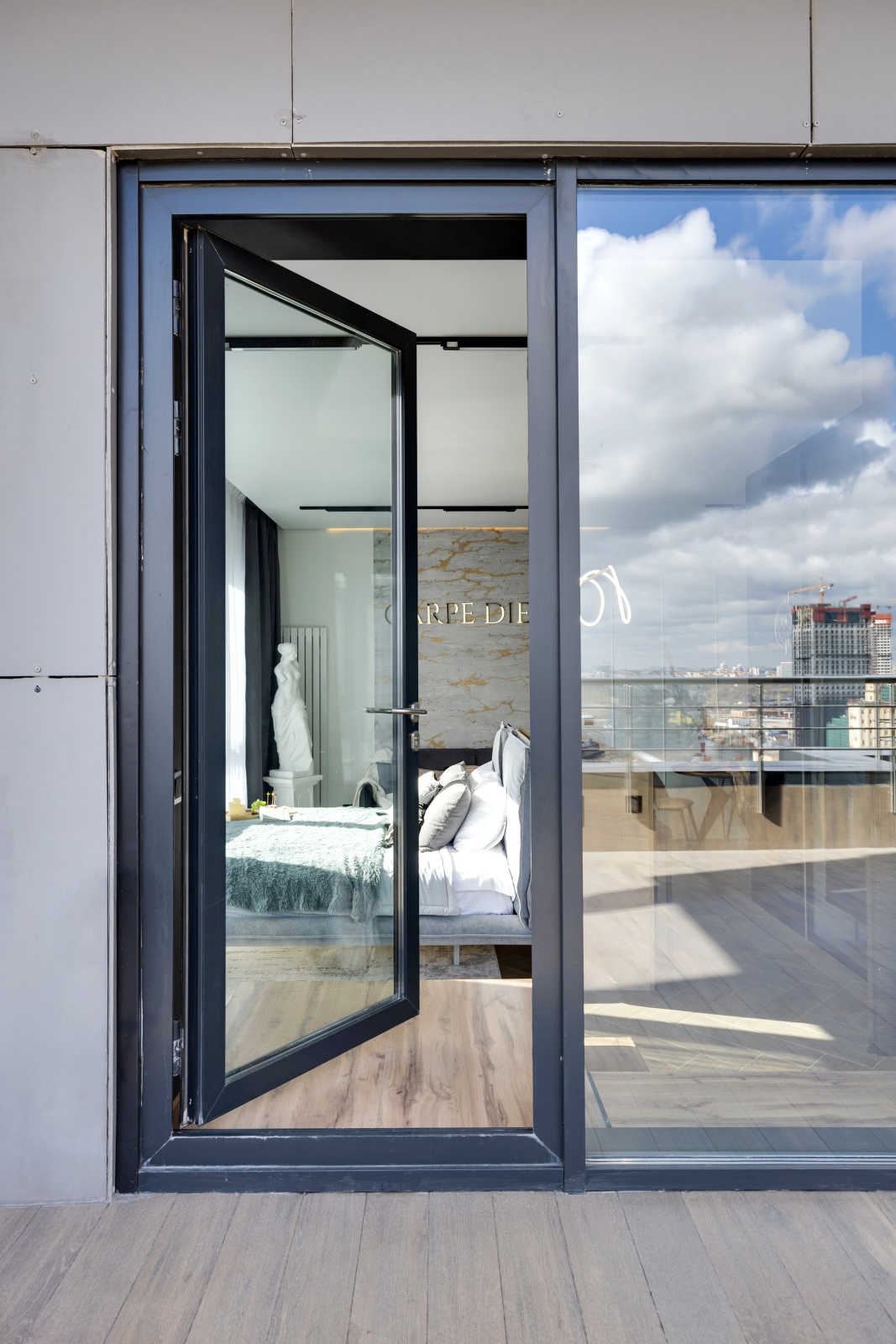 Премиальная студия «Эверест» от Home24: Терраса с видом на Москва-Сити