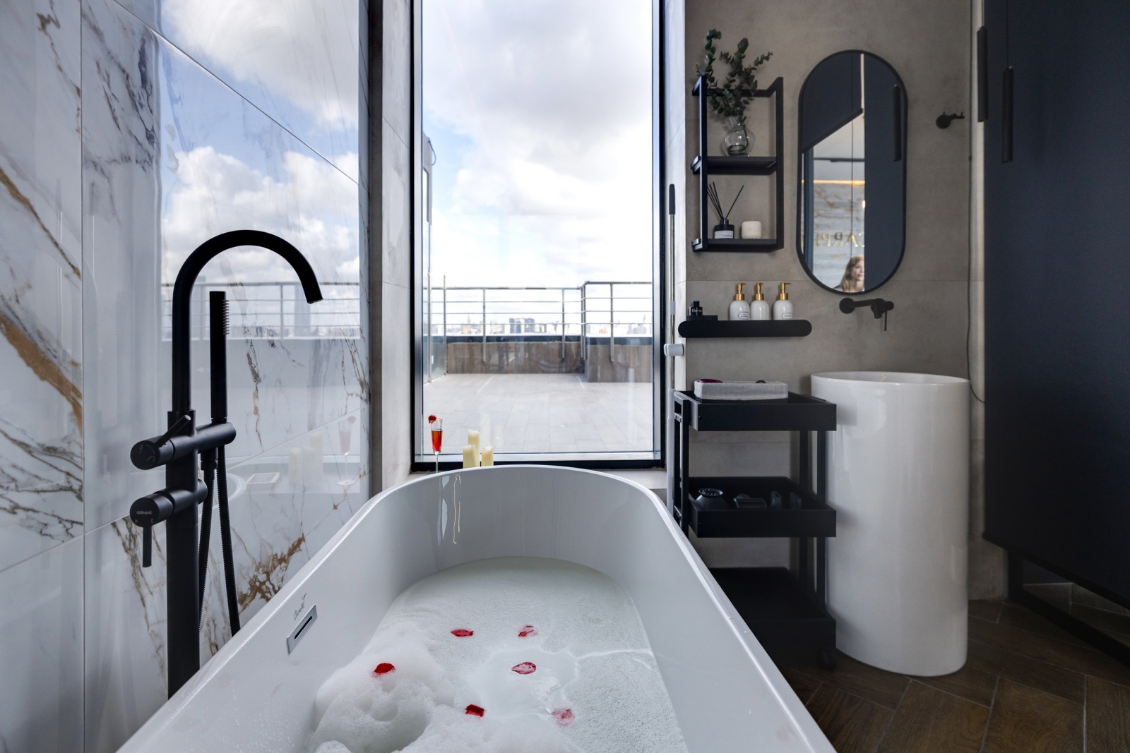 Премиальная студия «Эверест» от Home24: Терраса с видом на Москва-Сити