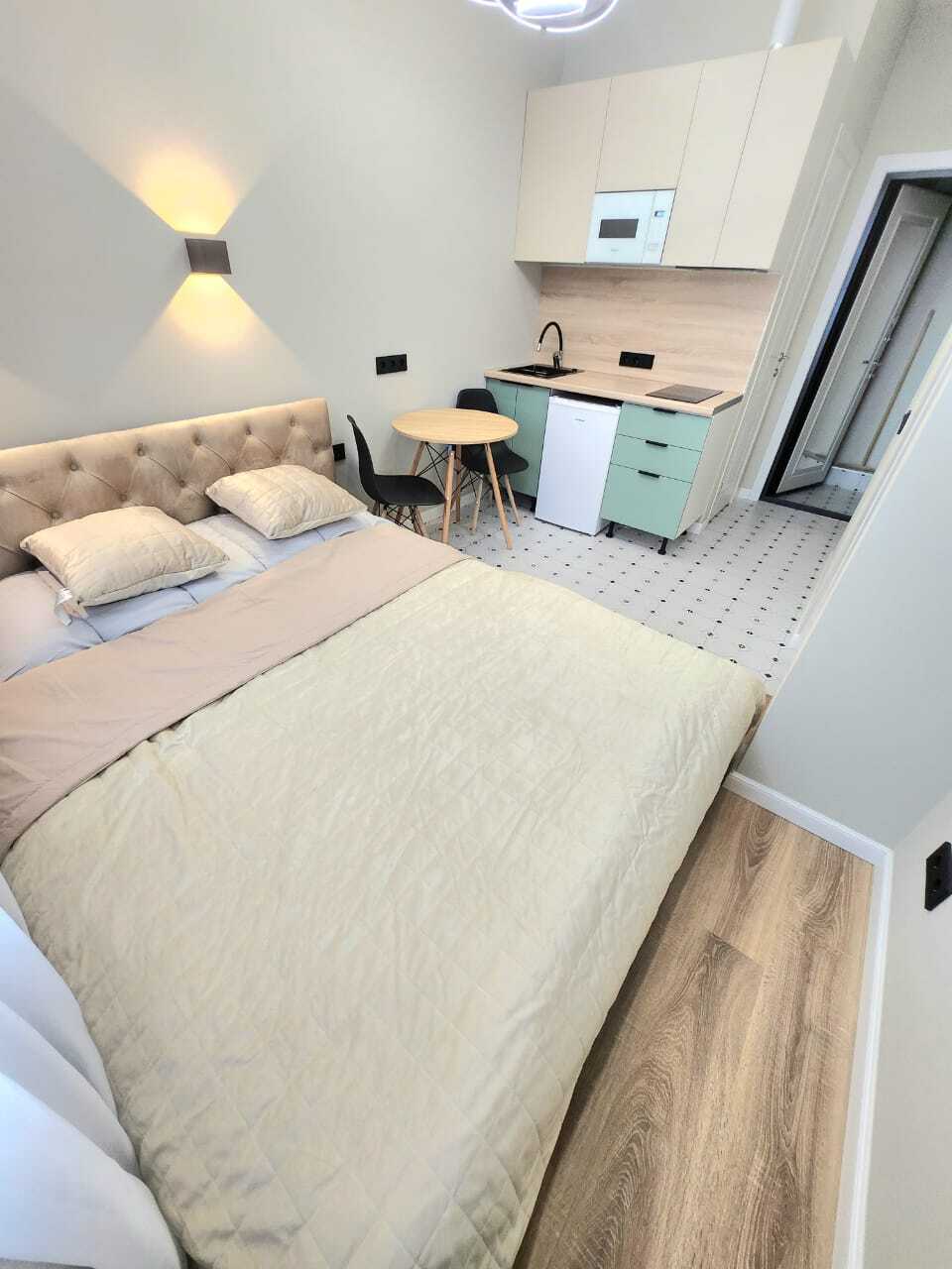 Уютная студия с красивым видом из окна. 