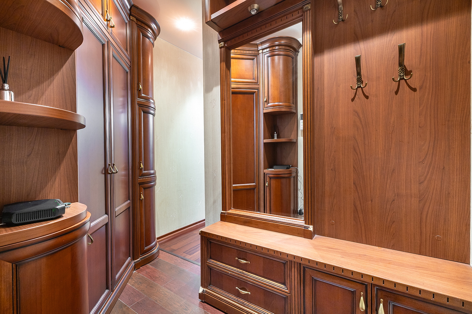 РЯДОМ С КИЕВСКИМ ВОКЗАЛОМ, 1-комнатная современная квартира с кондиционером 