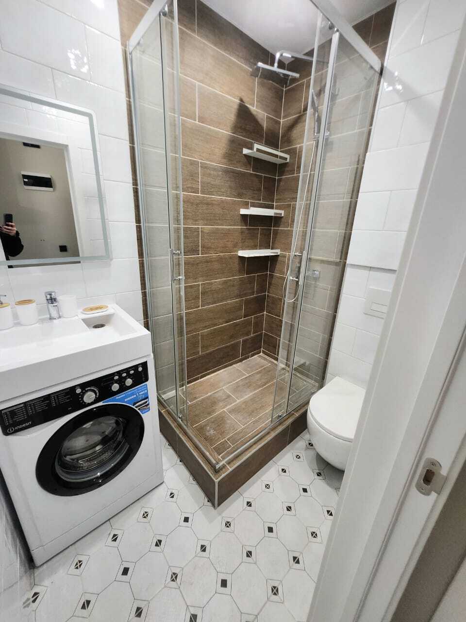 Уютная студия с красивым видом из окна. 