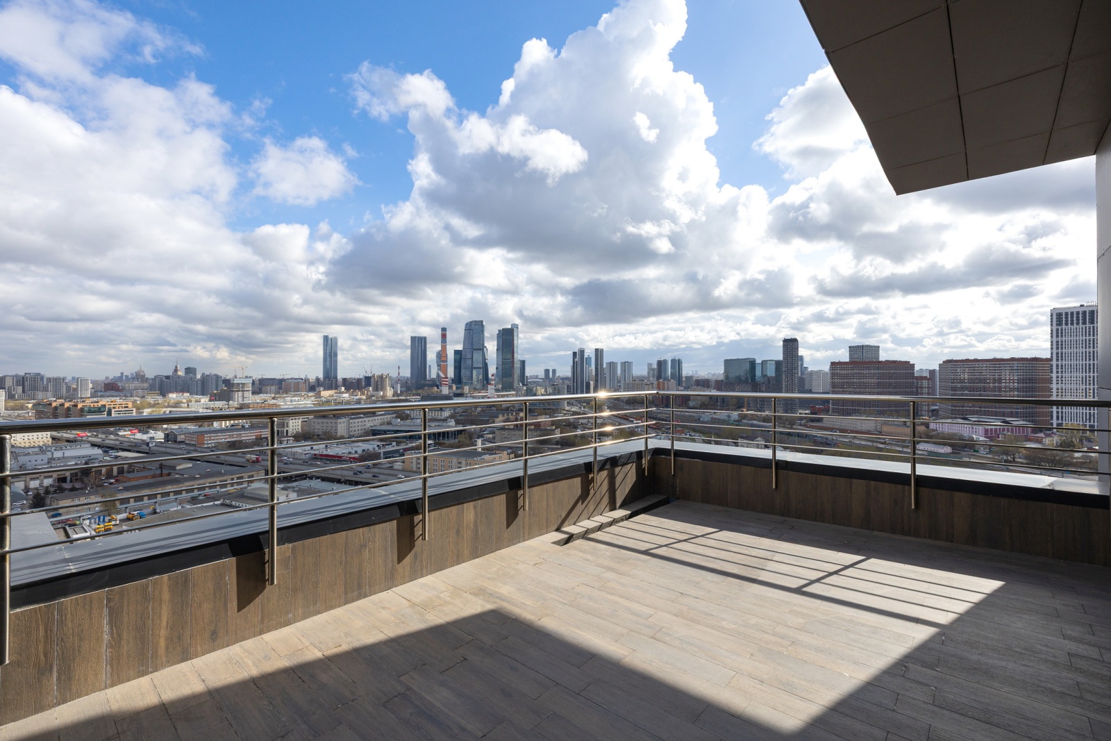 Премиальная студия «Эверест» от Home24: Терраса с видом на Москва-Сити