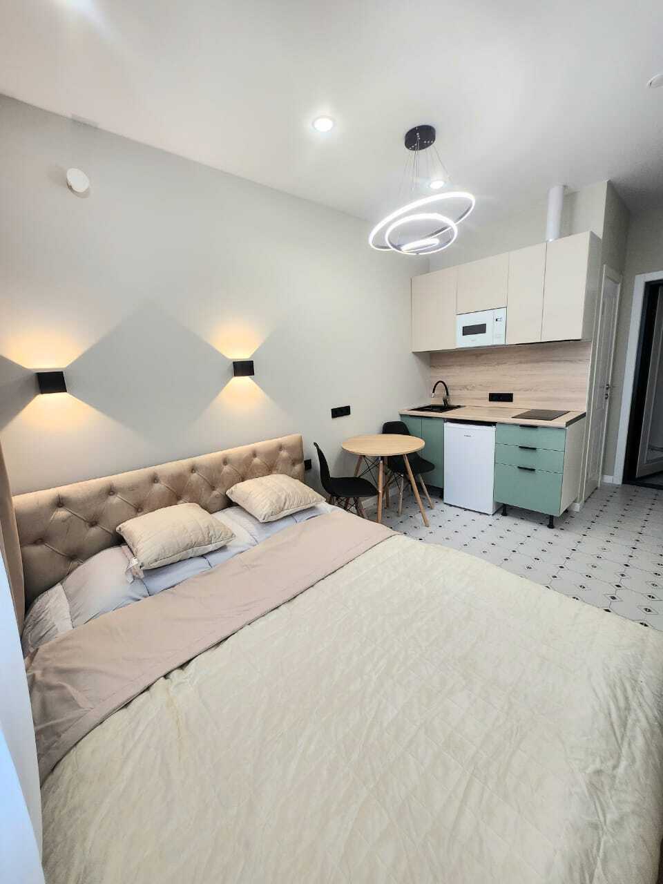 Уютная студия с красивым видом из окна.