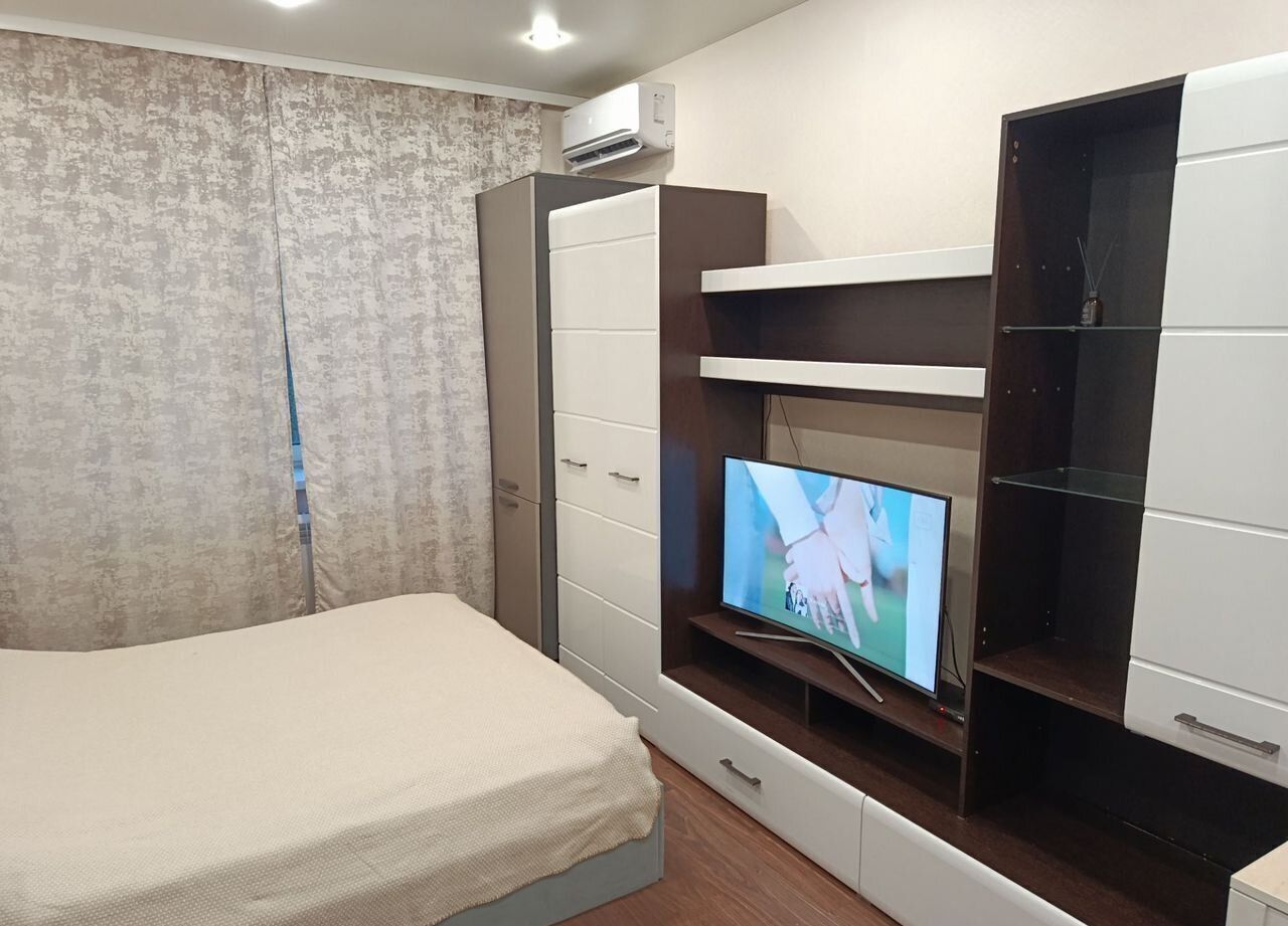 Студия в 10 минутах от метро Новомосковская.