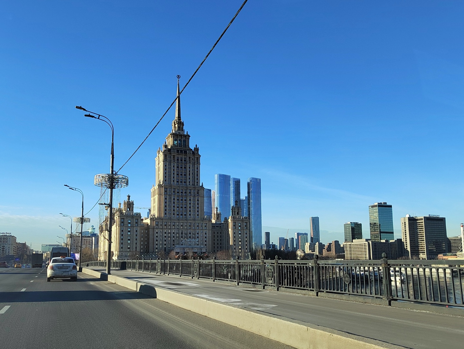 Квартира-студия с дизайнерским ремонтом в доме гостиницы Украина с видом на Москва реку