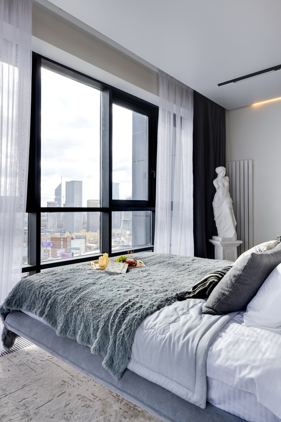 Премиальная студия «Эверест» от Home24: Терраса с видом на Москва-Сити