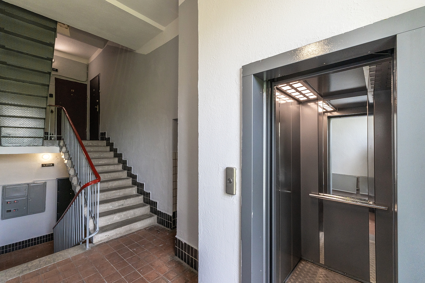 1-комнатная квартира в доме памятнике архитектуры рядом с Плехановским институтом.