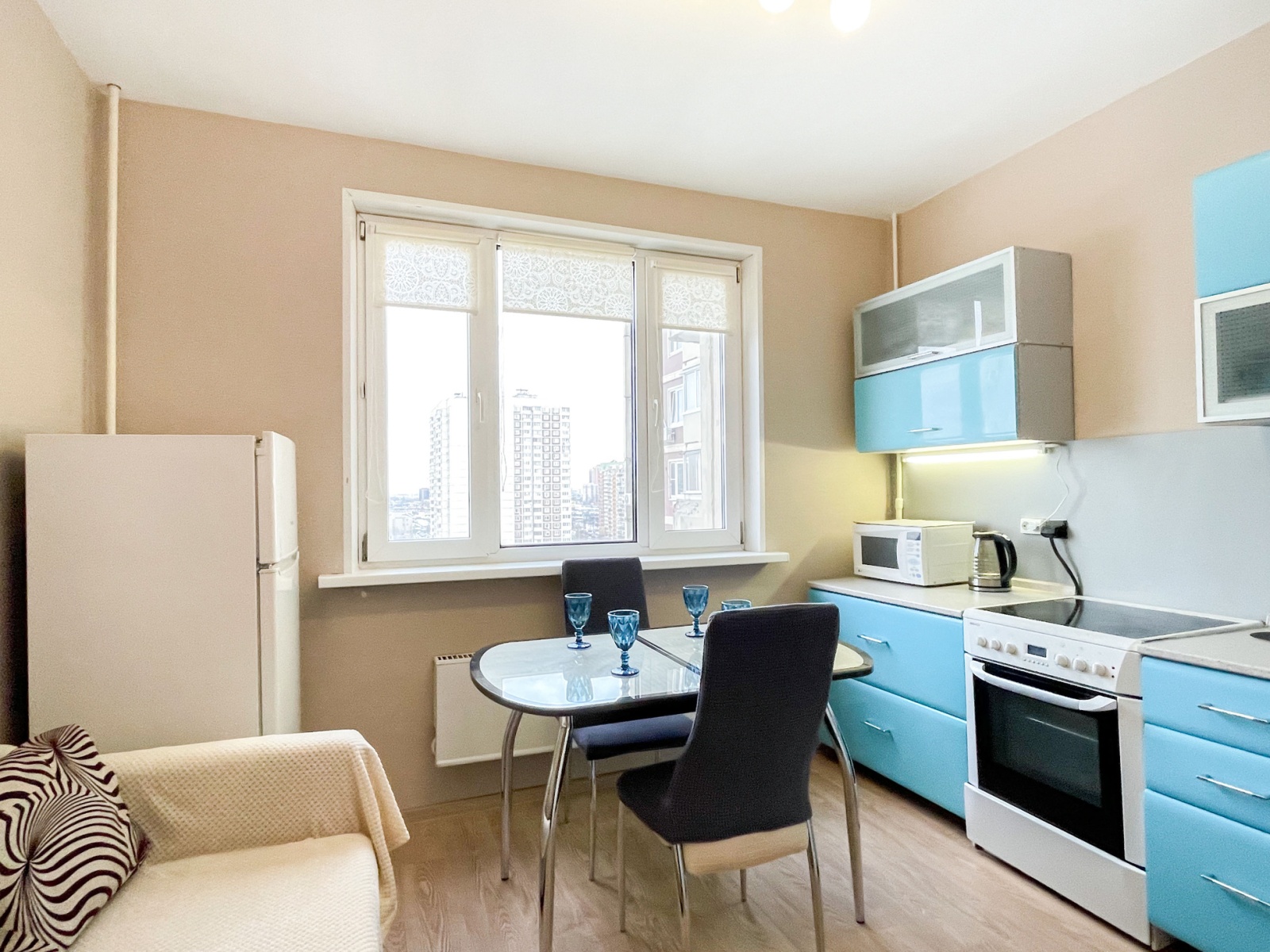 Просторные апартаменты Like Home Apartment у м. Oзepная