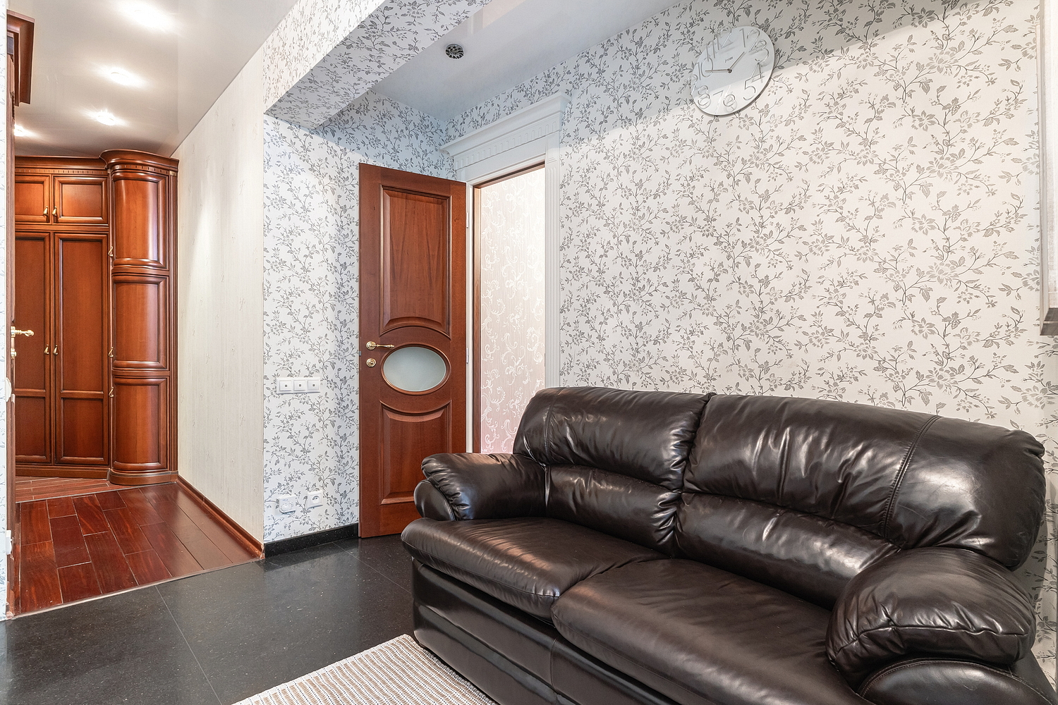 РЯДОМ С КИЕВСКИМ ВОКЗАЛОМ, 1-комнатная современная квартира с кондиционером 