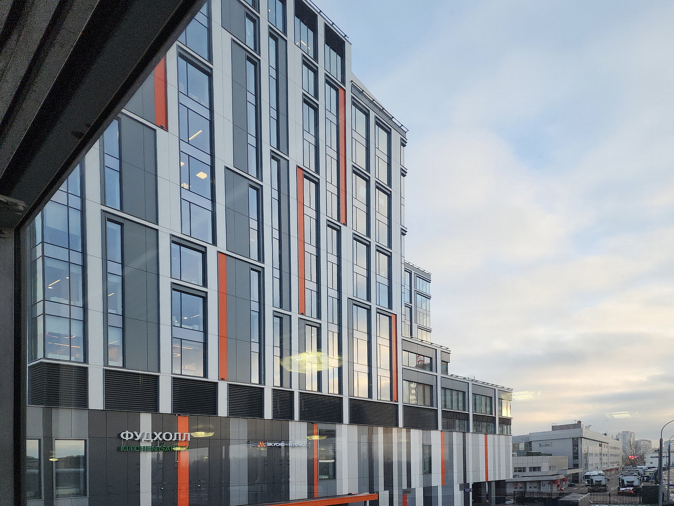 Рядом с Диснейлендом бизнес-студия с видом на Москва-реку!