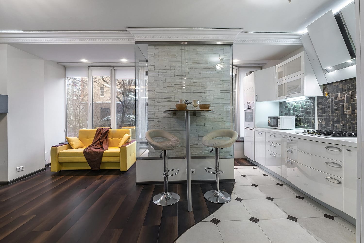 Рядом с Киевским вокзалом дизайнерская студия для 4 гостей!