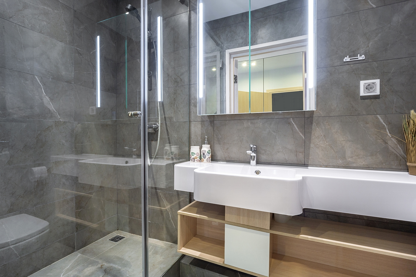 Рядом с Диснейлендом бизнес-студия с видом на Москва-реку!