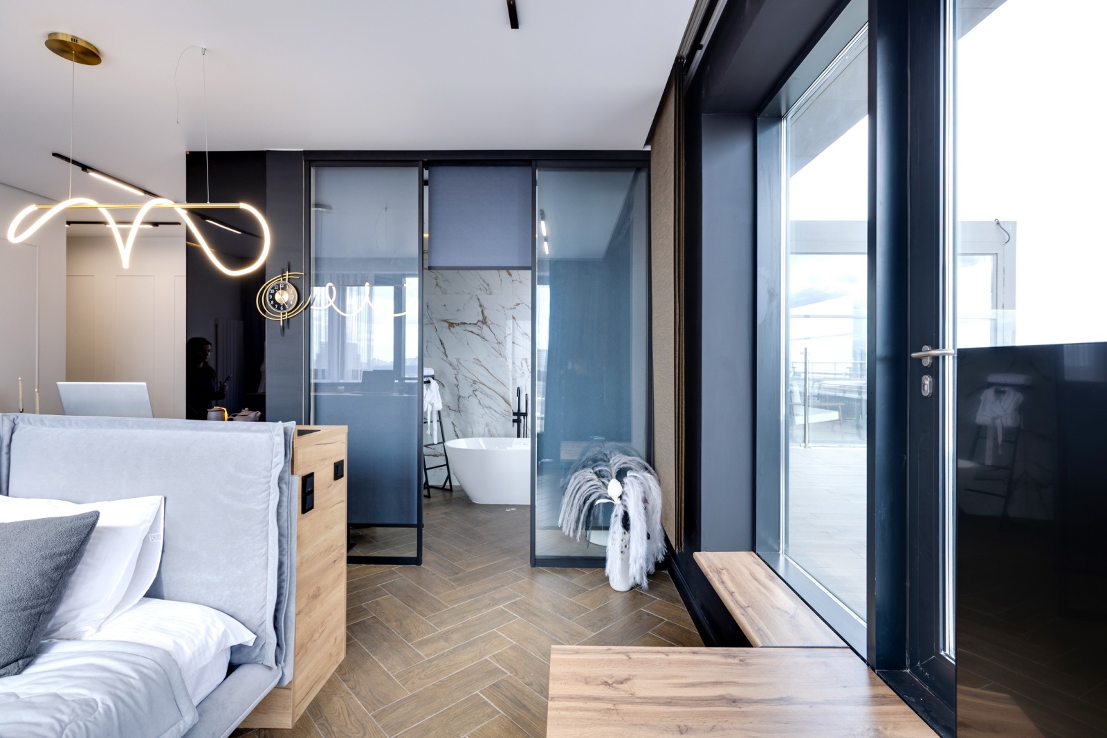 Премиальная студия «Эверест» от Home24: Терраса с видом на Москва-Сити