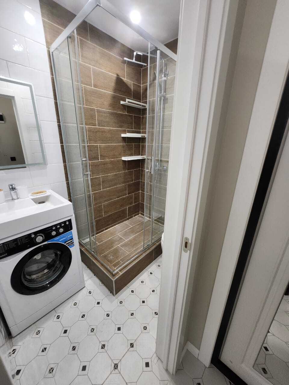 Уютная студия с красивым видом из окна. 